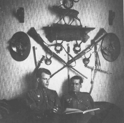 Гвардии подполковник  Н. Д. Кравец (на фото слева) и Гвардии майор П. Ф. Мельник